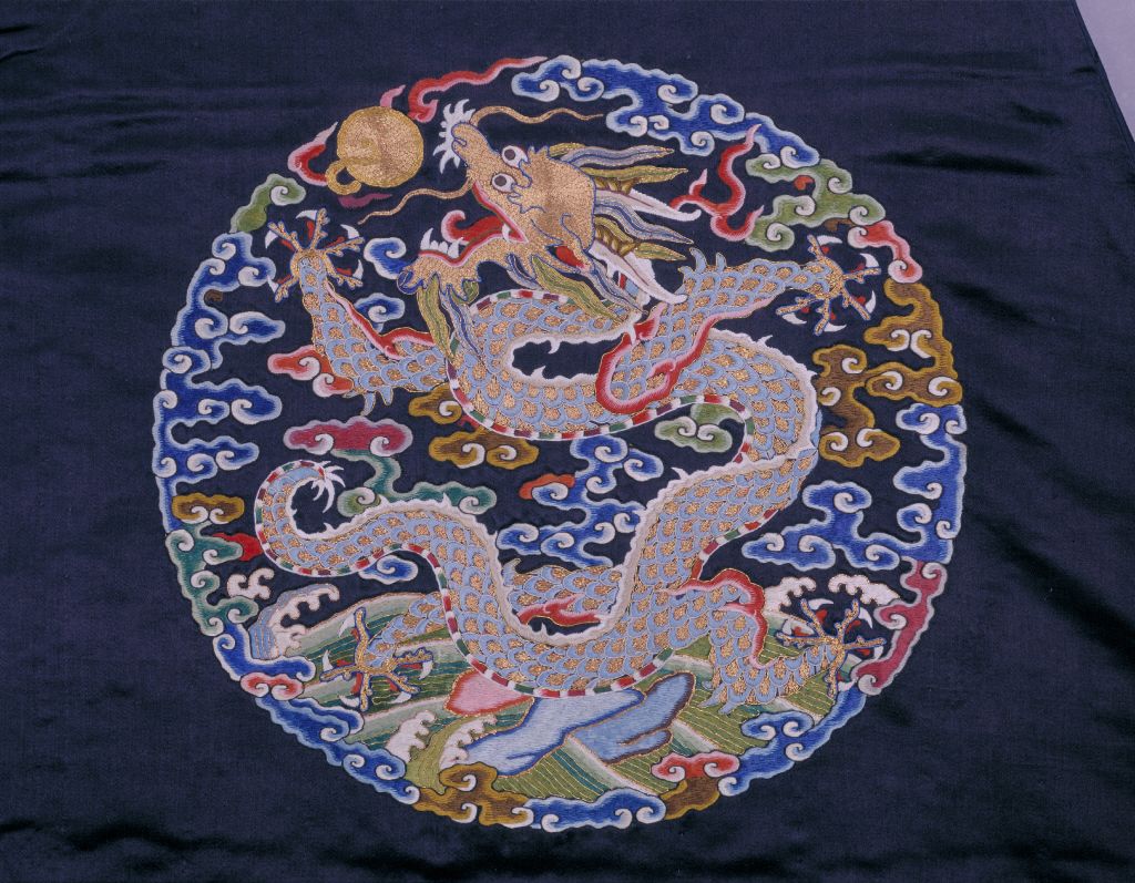 石青色缎绣八团云龙纹绵褂 - 故宫博物院